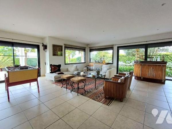 Située dans un environnement calme et recherché, cette superbe maison de 2004 offre des prestat...