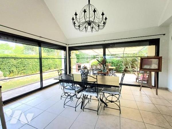 Située dans un environnement calme et recherché, cette superbe maison de 2004 offre des prestat...