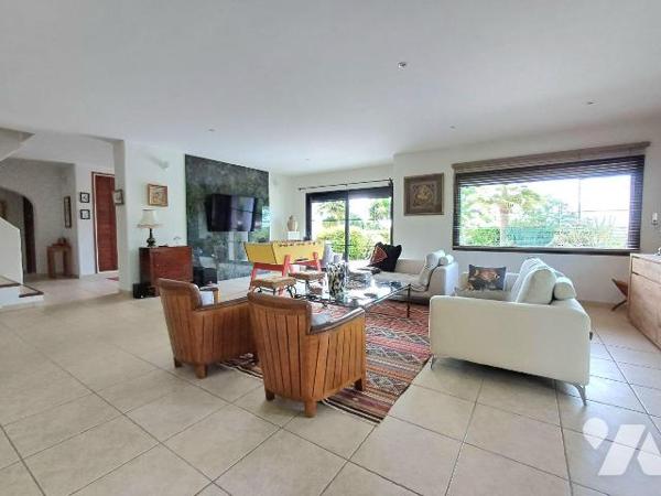 Située dans un environnement calme et recherché, cette superbe maison de 2004 offre des prestat...