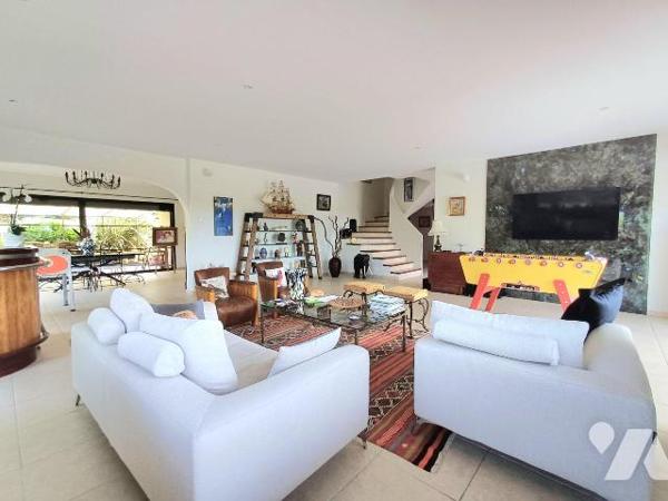 Située dans un environnement calme et recherché, cette superbe maison de 2004 offre des prestat...