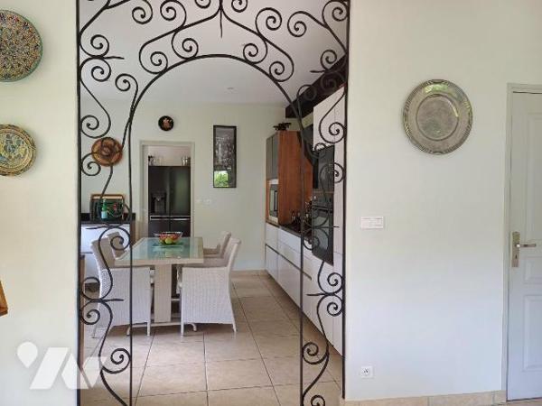 Située dans un environnement calme et recherché, cette superbe maison de 2004 offre des prestat...