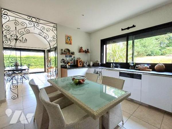 Située dans un environnement calme et recherché, cette superbe maison de 2004 offre des prestat...