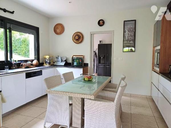 Située dans un environnement calme et recherché, cette superbe maison de 2004 offre des prestat...