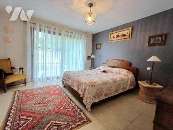 Située dans un environnement calme et recherché, cette superbe maison de 2004 offre des prestat...