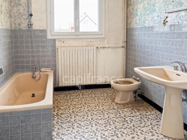IDEAL INVESTISSEUR Immeuble avec local commercial à vendre SAVIGNE L'EVEQUE (72)