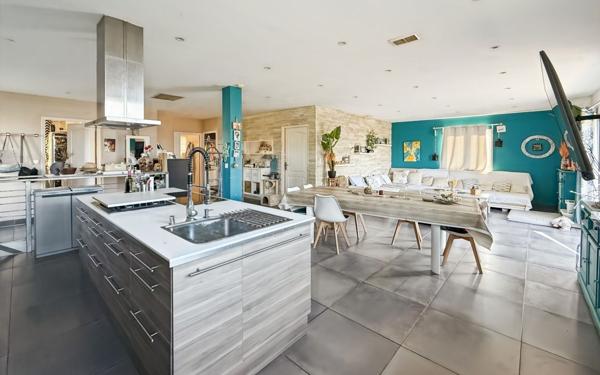 Maison à vendre    6 pièces • 197 m2 Saint-Cyr-sur-Mer