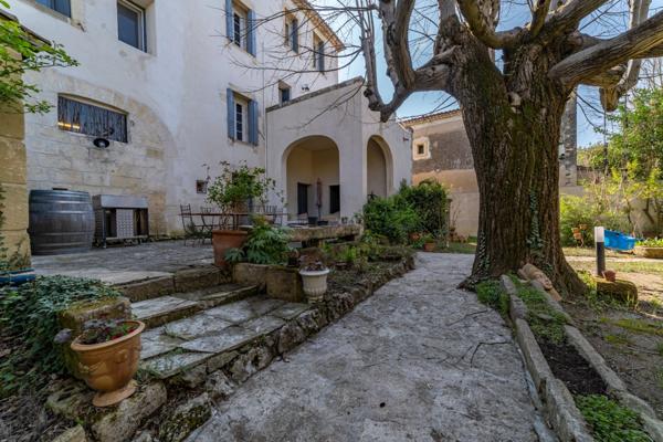 EXCEPTIONNEL ET RARE DANS LE CENTRE DE SOMMIERES : Maison de Maître avec Piscine (30)