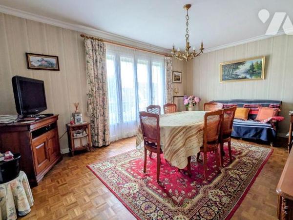 Quimperlé, maison individuelle composée composée comme suit:
Rez-de-chaussée: Entrée, salon, c...