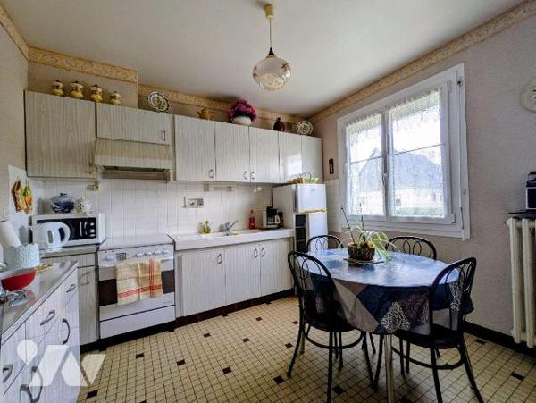 Quimperlé, maison individuelle composée composée comme suit:
Rez-de-chaussée: Entrée, salon, c...