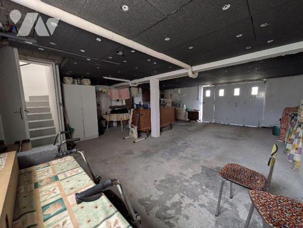 Quimperlé, maison individuelle composée composée comme suit:
Rez-de-chaussée: Entrée, salon, c...