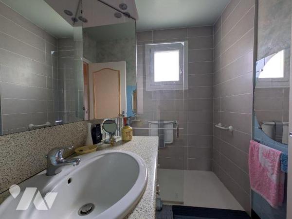 Quimperlé, maison individuelle composée composée comme suit:
Rez-de-chaussée: Entrée, salon, c...