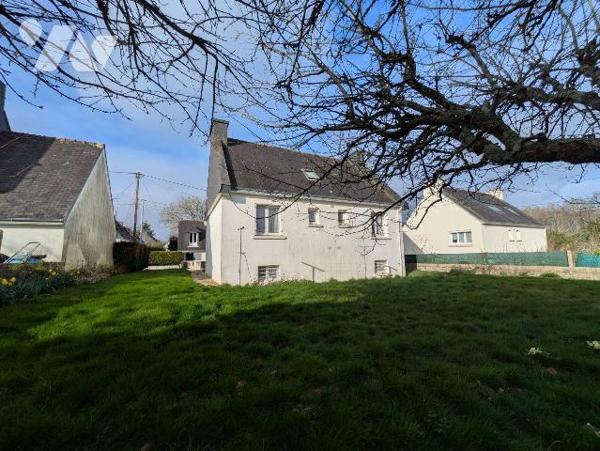 Quimperlé, maison individuelle composée composée comme suit:
Rez-de-chaussée: Entrée, salon, c...