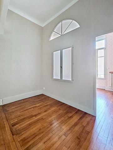 charmant F4 _ moulures _ cheminées _ grand espace de vie _ terrasse - 121 m2