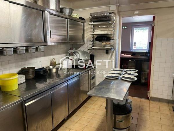 Institution local restaurant disposant d'une licence IV.