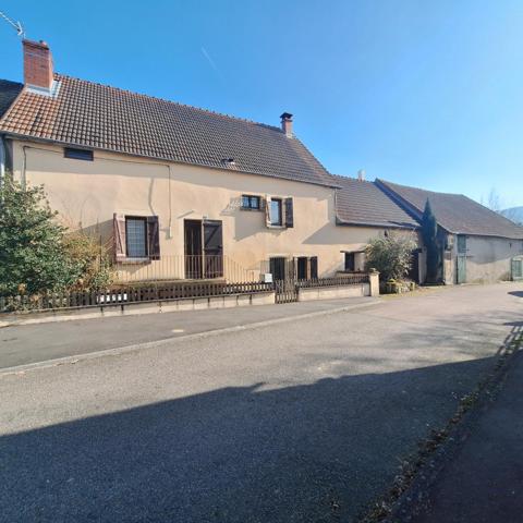 Maison beau potentiel avec plusieurs dépendances