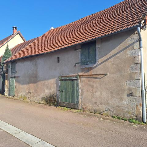 Maison beau potentiel avec plusieurs dépendances