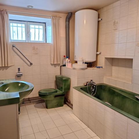 Maison beau potentiel avec plusieurs dépendances