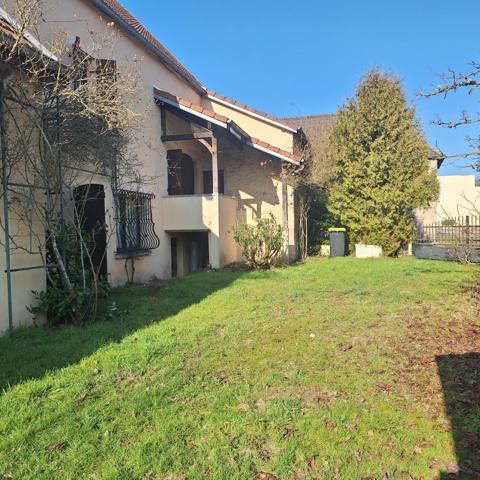 Maison beau potentiel avec plusieurs dépendances