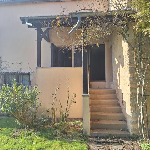 Maison beau potentiel avec plusieurs dépendances