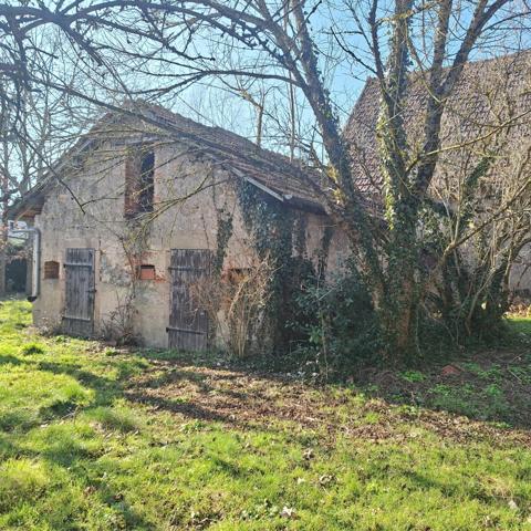 Maison beau potentiel avec plusieurs dépendances