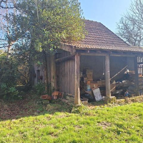 Maison beau potentiel avec plusieurs dépendances