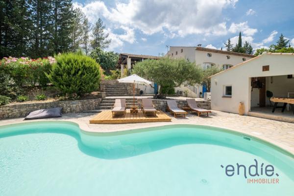 LORGUES PROPRIETE AVEC GITES PISCINE SPA ET VUE PANORAMIQUE SUR LE VILLAGE