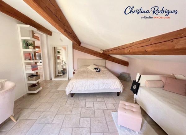 LORGUES PROPRIETE AVEC GITES PISCINE SPA ET VUE PANORAMIQUE SUR LE VILLAGE