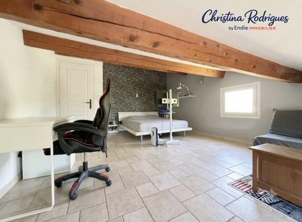 LORGUES PROPRIETE AVEC GITES PISCINE SPA ET VUE PANORAMIQUE SUR LE VILLAGE