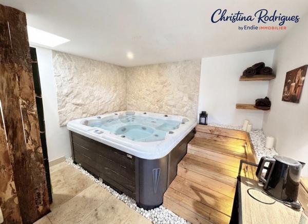 LORGUES PROPRIETE AVEC GITES PISCINE SPA ET VUE PANORAMIQUE SUR LE VILLAGE