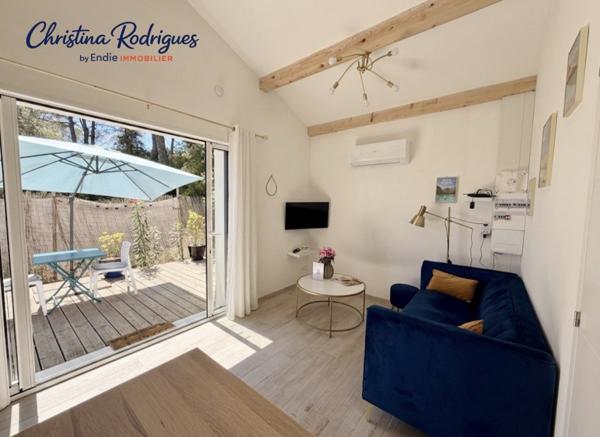 LORGUES PROPRIETE AVEC GITES PISCINE SPA ET VUE PANORAMIQUE SUR LE VILLAGE