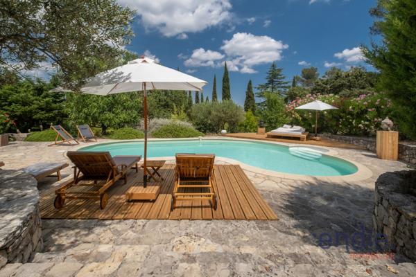 LORGUES PROPRIETE AVEC GITES PISCINE SPA ET VUE PANORAMIQUE SUR LE VILLAGE