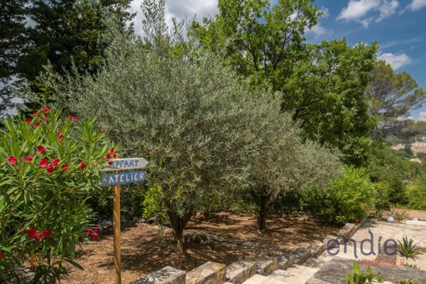 LORGUES PROPRIETE AVEC GITES PISCINE SPA ET VUE PANORAMIQUE SUR LE VILLAGE