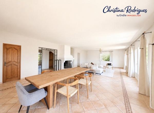 LORGUES PROPRIETE AVEC GITES PISCINE SPA ET VUE PANORAMIQUE SUR LE VILLAGE