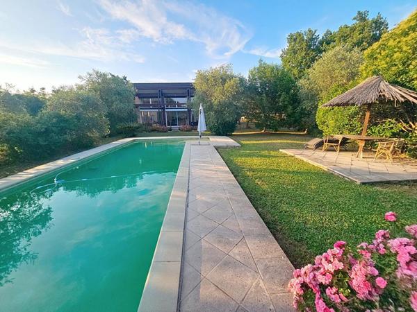 VILLA D'ARCHITECTURE BIOCLIMATIQUE 5 PIECES  147 m2 PISCINE