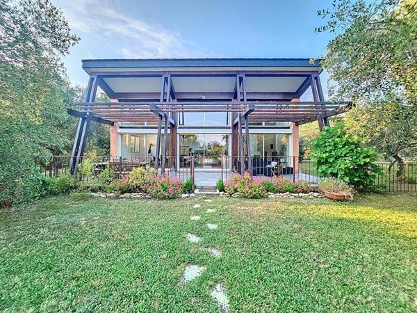 VILLA D'ARCHITECTURE BIOCLIMATIQUE 5 PIECES  147 m2 PISCINE