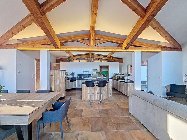 VILLA D'ARCHITECTURE BIOCLIMATIQUE 5 PIECES  147 m2 PISCINE