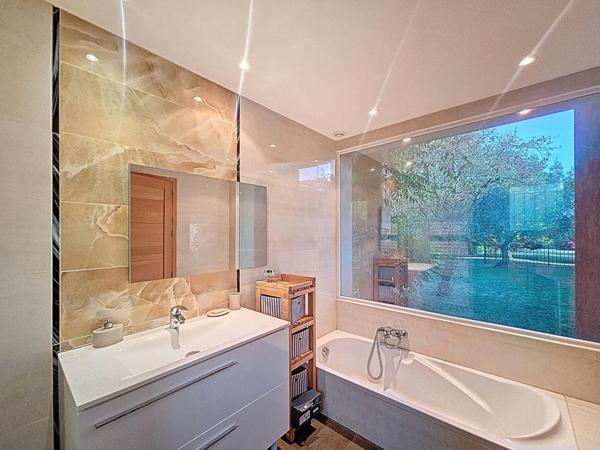 VILLA D'ARCHITECTURE BIOCLIMATIQUE 5 PIECES  147 m2 PISCINE