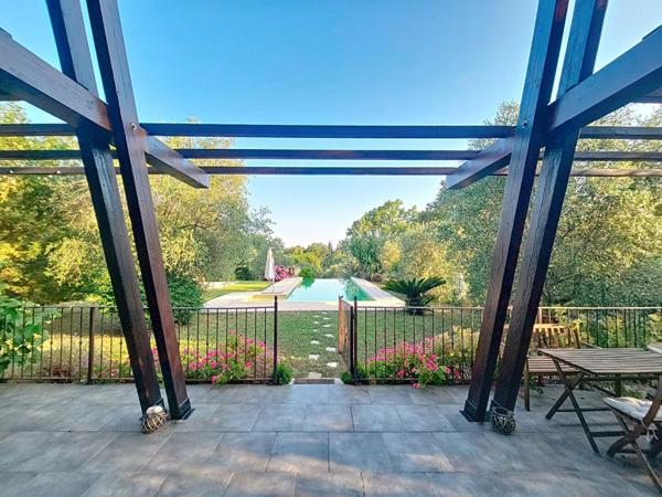 VILLA D'ARCHITECTURE BIOCLIMATIQUE 5 PIECES  147 m2 PISCINE