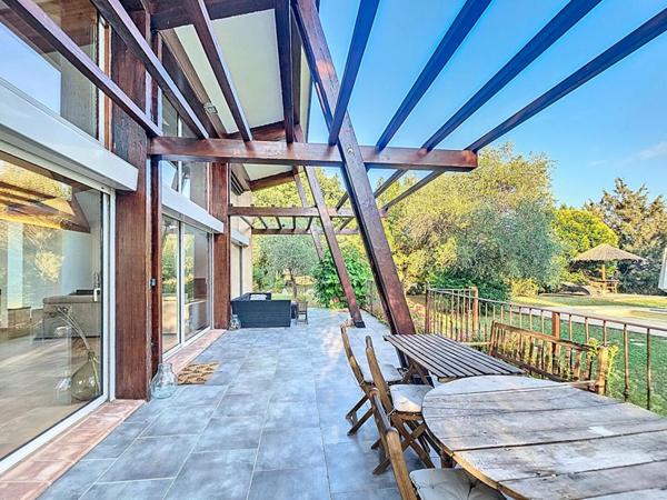 VILLA D'ARCHITECTURE BIOCLIMATIQUE 5 PIECES  147 m2 PISCINE