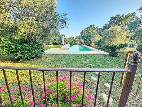 VILLA D'ARCHITECTURE BIOCLIMATIQUE 5 PIECES  147 m2 PISCINE