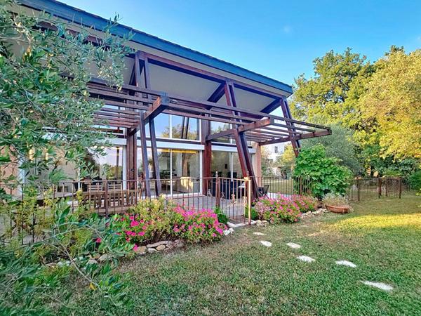 VILLA D'ARCHITECTURE BIOCLIMATIQUE 5 PIECES  147 m2 PISCINE