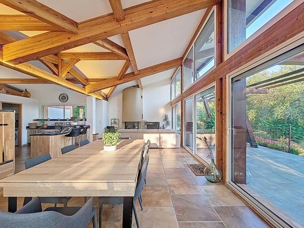 VILLA D'ARCHITECTURE BIOCLIMATIQUE 5 PIECES  147 m2 PISCINE