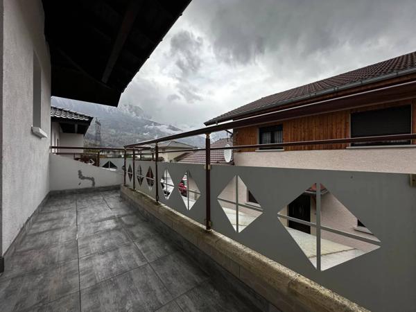 Charmante maison mitoyenne récente avec jardin et dépendance chauffée