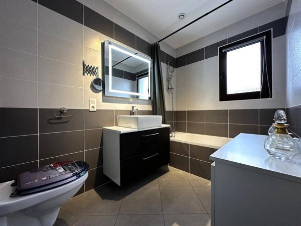 Charmante maison mitoyenne récente avec jardin et dépendance chauffée