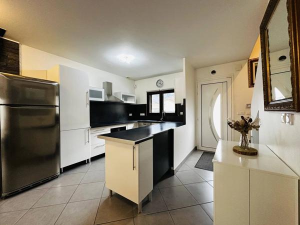 Charmante maison mitoyenne récente avec jardin et dépendance chauffée