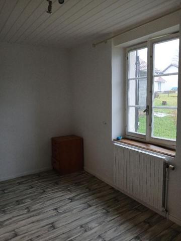 Maison de plain pied et sa grange