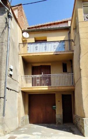 Maison de village avec garage et balcons à rénover