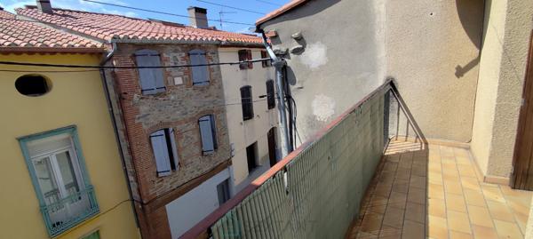 Maison de village avec garage et balcons à rénover