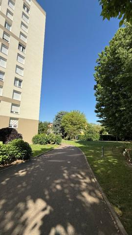 COUP DE CŒUR – Appartement 4 pièces entièrement rénové, lumineux, avec balcon et parking