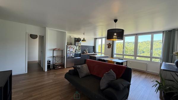 COUP DE CŒUR – Appartement 4 pièces entièrement rénové, lumineux, avec balcon et parking